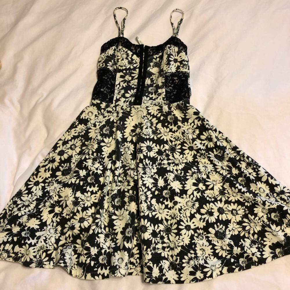 *SOLD* Black and white daisy print dress